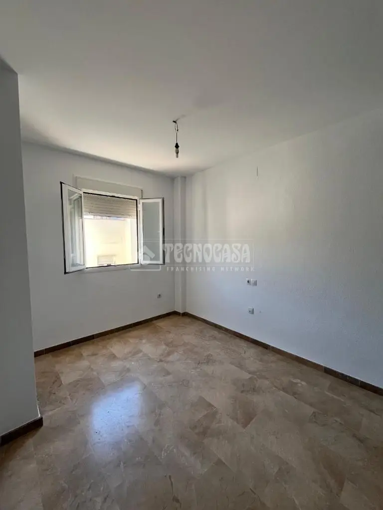 Casa en venta en Carmona centro: 4 dormitorios, patio y azotea