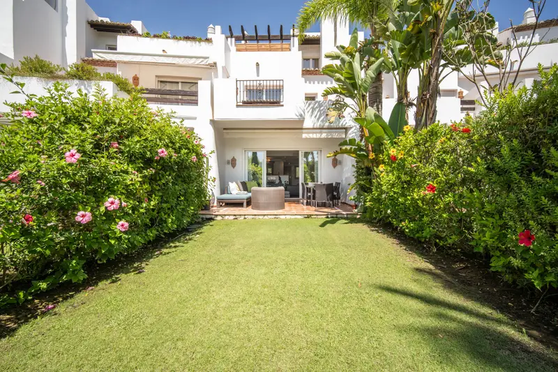 Casa Adosada 3 Dormitorios Costalita Estepona Lujo Jardin Piscina