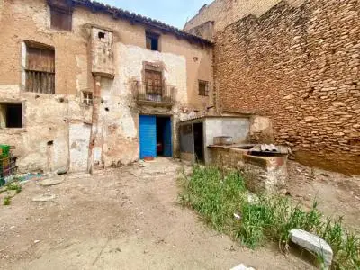 Masia con Gran Patio en el Centro del Pueblo