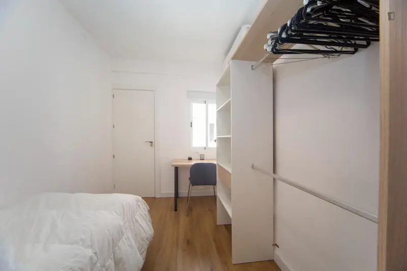 Habitación individual en un piso de 4 habitaciones