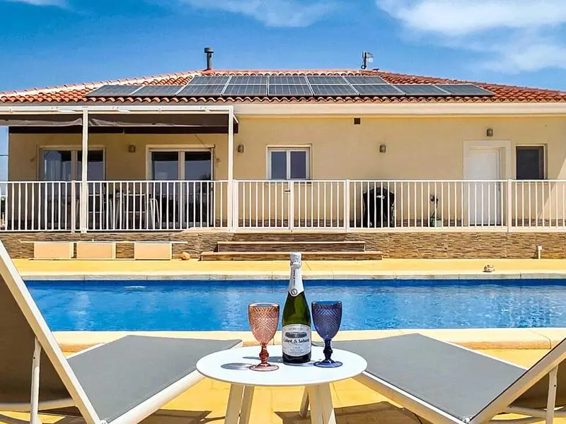 Villa Moderna en Pinoso con Vistas Espectaculares