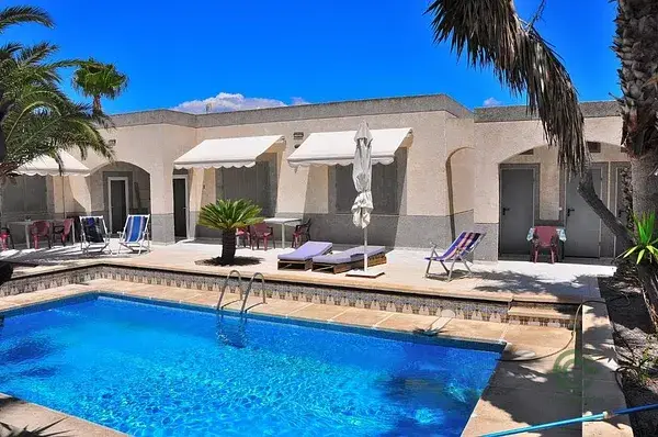 Finca con 350 Palmeras Canadienses, 2 Casas y Piscina - Cerca de la Playa