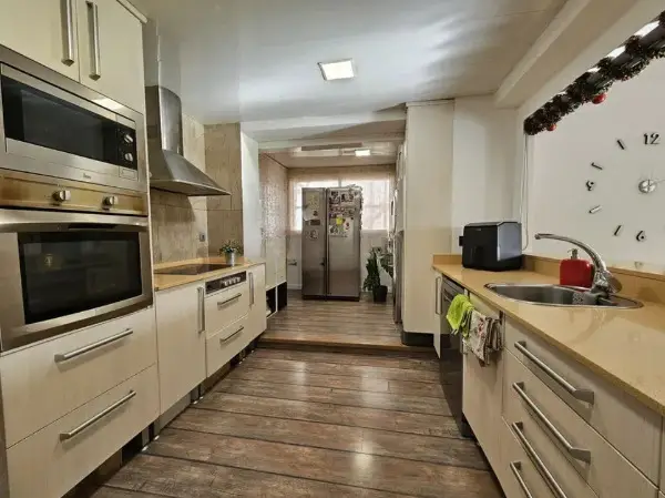 Piso en Venta en Collserola: 3 Dormitorios, Ascensor y Balcón
