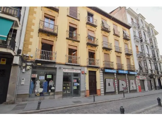 Piso 309m2 165m2 construidos 5 habitaciones 2 baños Granada