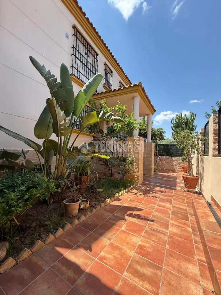Casa Pareada Amueblada en Gines 4 Dormitorios 4 Baños