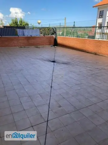 Alquiler piso con patio y ascensor zona Cangas