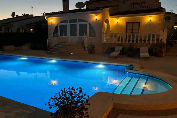 Villa de Lujo 4 Dormitorios en Venta Quesada