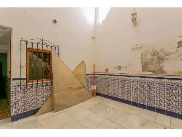 Casa en Venta para Reformar con 3 Apartamentos y Estudio en Granada