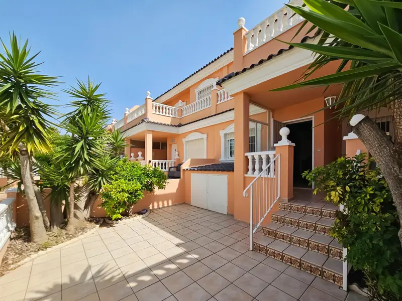 Bungalow con Piscina y Terraza en Gran Alacant Cerca de la Playa