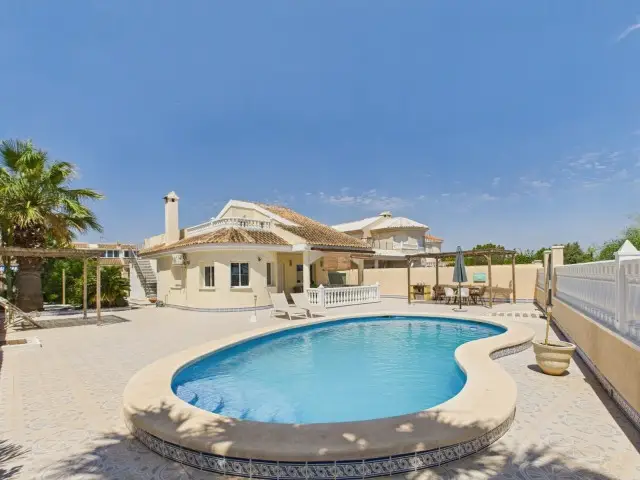 Casa-Villa de 4 Dormitorios en venta Los Urrutias, España