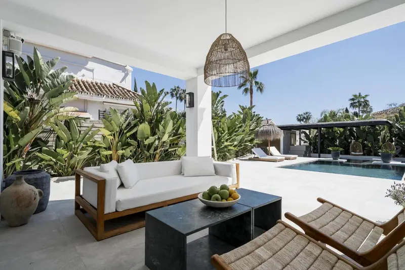 Chalet en Venta en Nueva Andalucía 6 Dormitorios Piscina Jardín