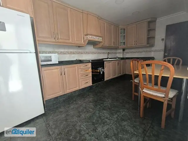 Alquiler Piso Ascensor Pueblo Viejo: 4 Dormitorios, Cocina Amplia y Baño Grande
