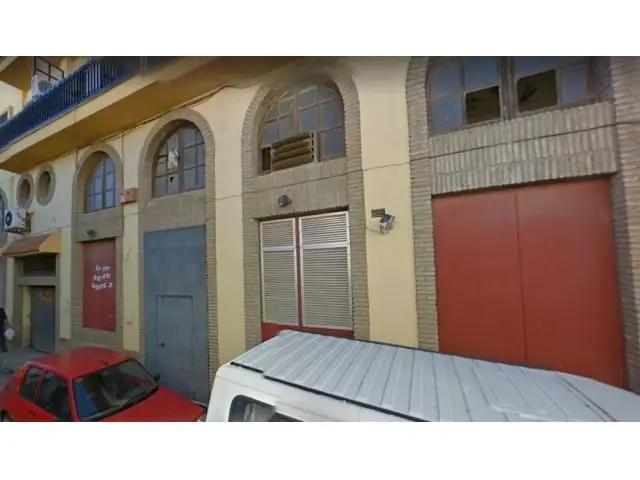 Local Comercial en Centro: Amplio Espacio con Techos Altos