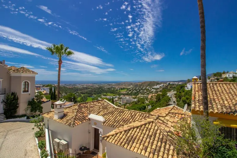Casa en Benahavís Pueblo con Vistas al Mar y Estilo Andaluz