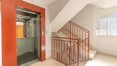Piso en venta en Maracena centro con terraza y aire acondicionado