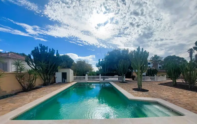 Chalet en Venta Villamartin 4 Dormitorios Gran Jardin