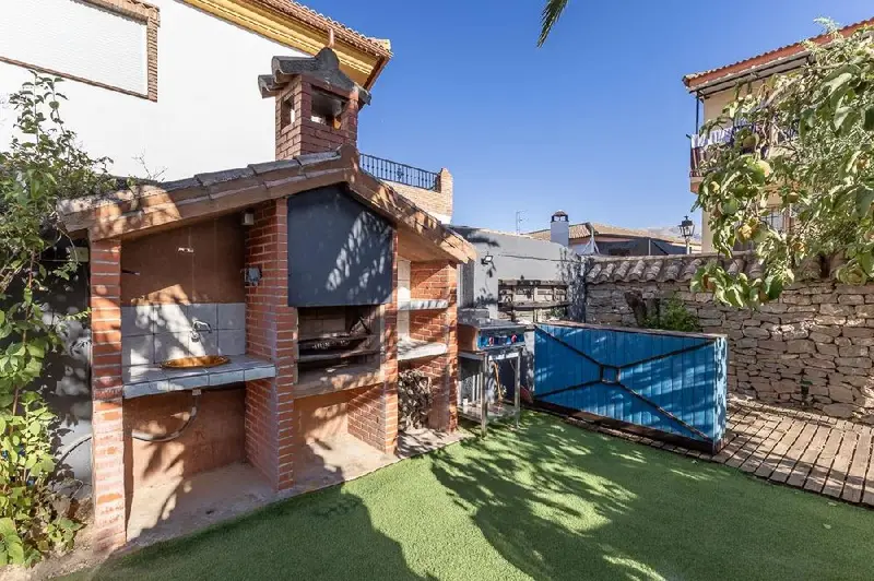 Venta Chalet con Piscina en Iznalloz 390m2