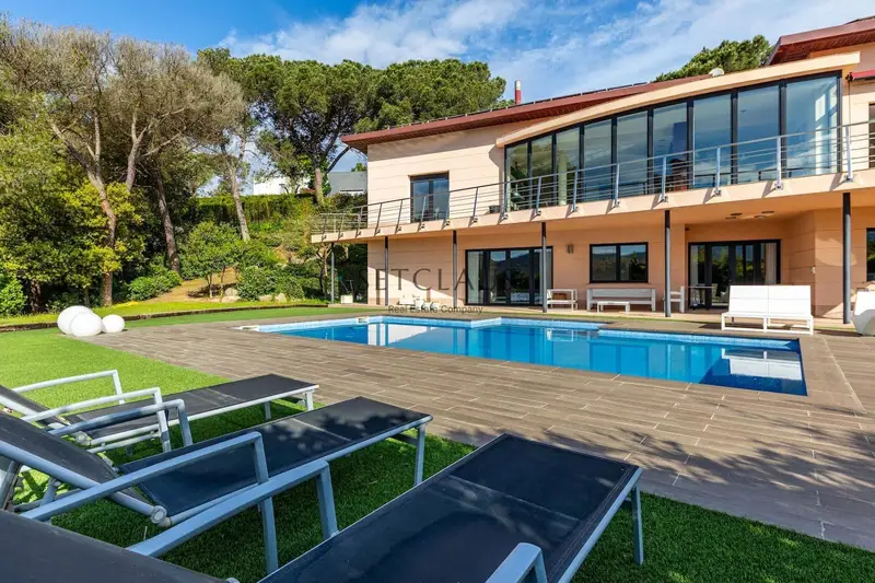 Chalet en Vallromanes con 5 Suites y 800m2