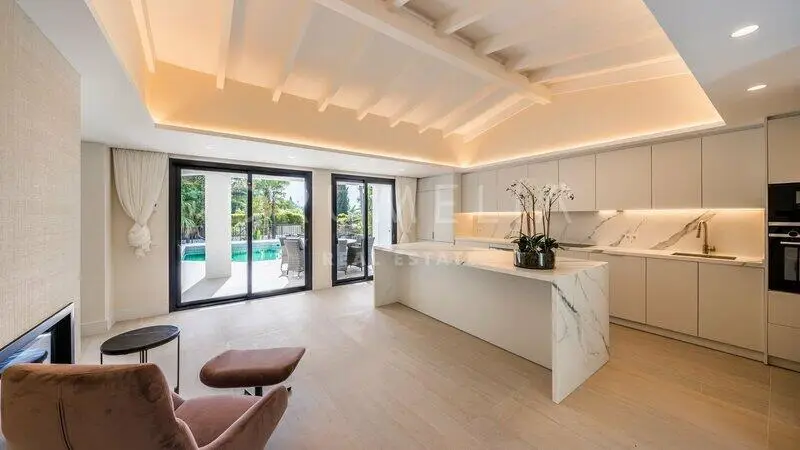 Villa de Lujo 5 Dormitorios El Paraiso Estepona