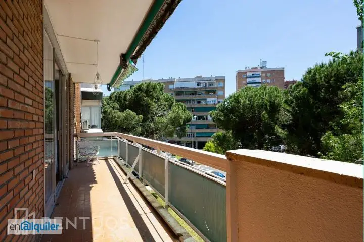 Amplio piso con terraza en Arturo Soria