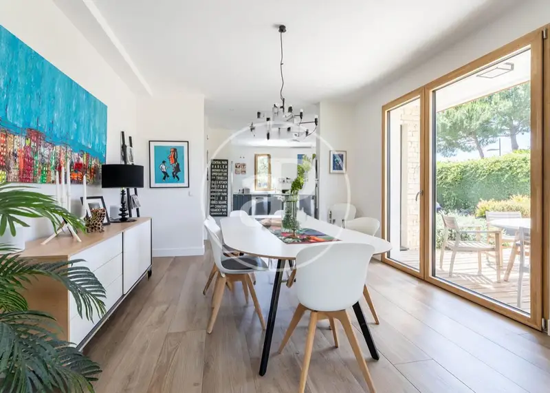 Chalet en Venta en Mirabal: 5 Dormitorios, Piscina, Diseño Sostenible