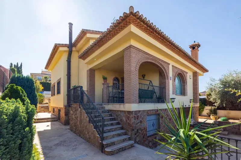 Chalet de Lujo en Venta en La Zubia Gran Capacidad