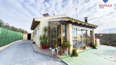 Casa de Campo en Pozo Alcón con Piscina y Olivos
