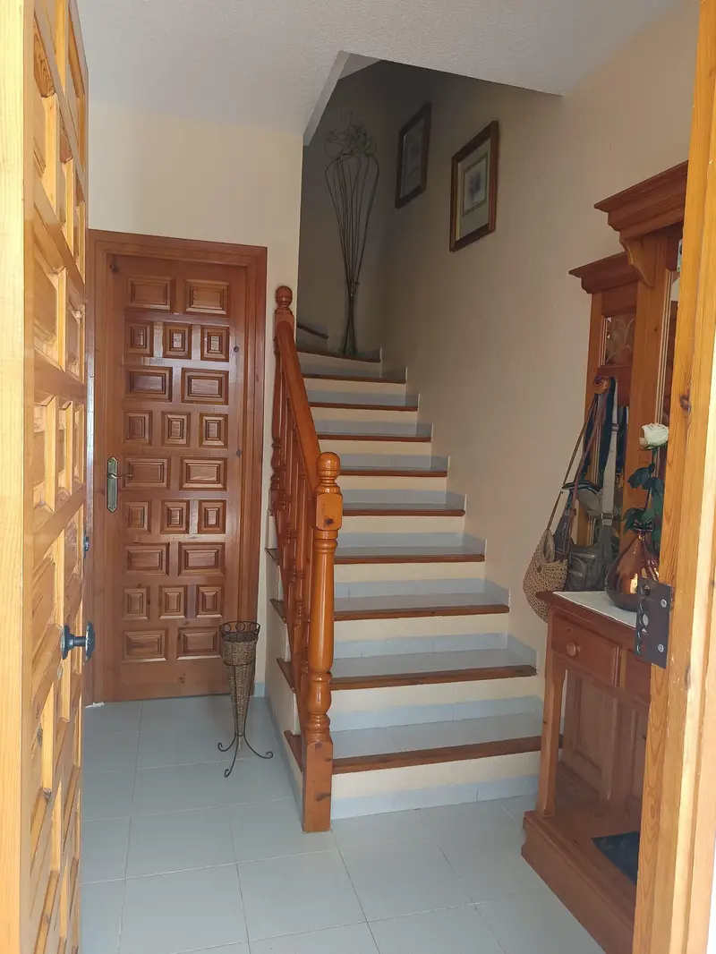 Casa Adosada en venta. Dúplex cerca de la playa y de todos los servicios esenciales, 3 habitaciones, 2 baños, terraza amplia y entrada desde calle.