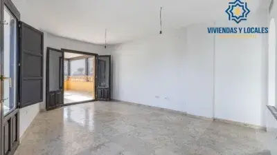 Piso en Venta en La Zubia con Garaje y Ascensor
