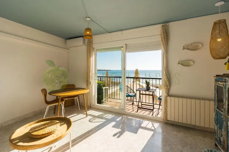Apartamento en Sitges con Vistas al Mar en Primera Linea Playa San Sebastian