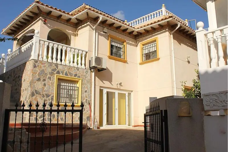Villa Reformada en La Zenia con Piscina y Apartamento