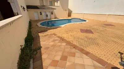 Chalet Adosado en Fuente de Piedra con 4 Dormitorios y Piscina