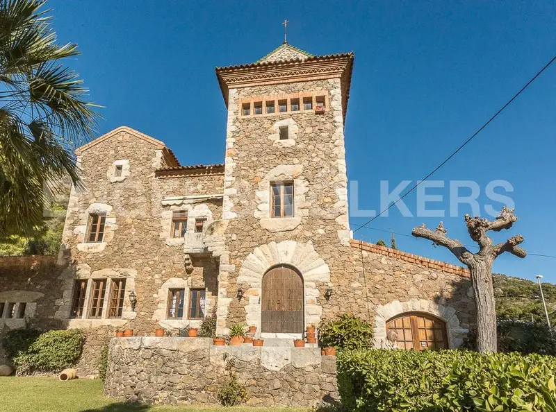 Finca Modernista en Castelldefels con Vistas al Mar