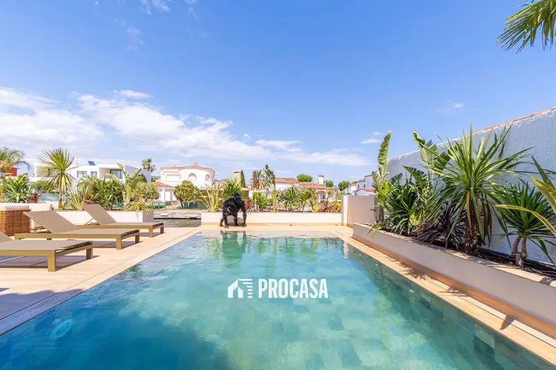 Chalet en venta Empuriabrava: Villa llave en mano con piscina y amarre