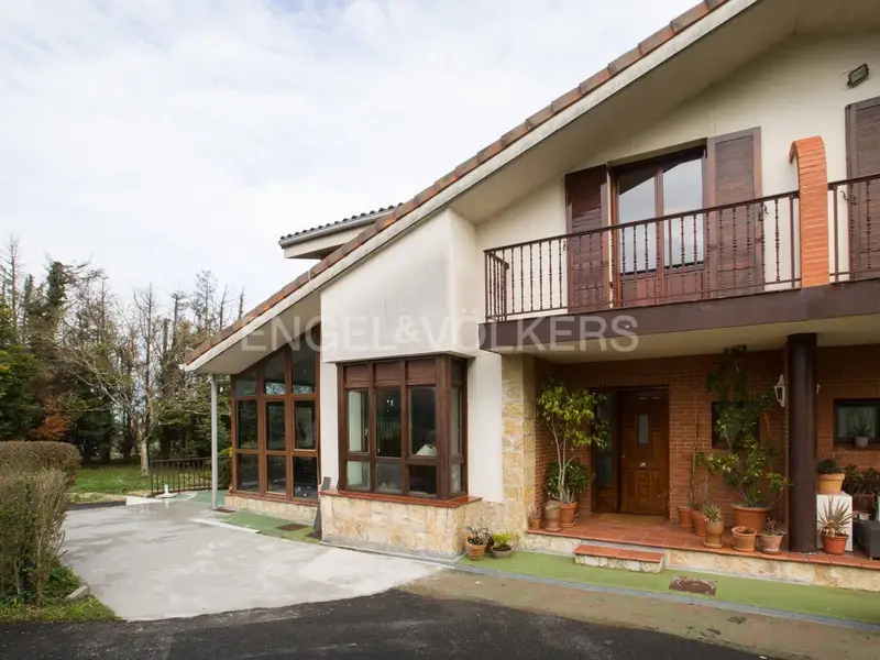 Chalet en Venta Sondika 5 Dormitorios 3 Banos Gran Jardin