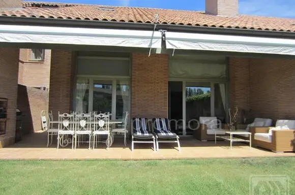 MAGNIFICO ADOSADO CON PISCINA PRIVADA EN LA PRESTIGIOSA URBANIZACIÓN LA FINCA.