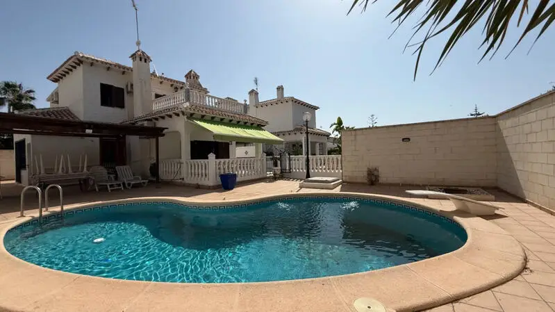 Chalet Rustico 4 Dormitorios Cerca de la Playa La Zenia