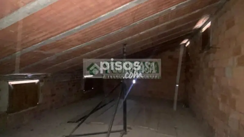 Casa Unifamiliar en Arriate con Locales Comerciales y Apartamento