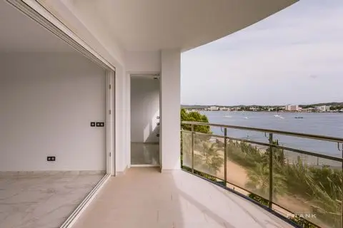 Atico en Ibiza con Vistas al Mar y Acceso a la Playa