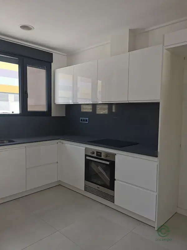 Adosado Independiente en Alicante con Piscina y Placas Solares