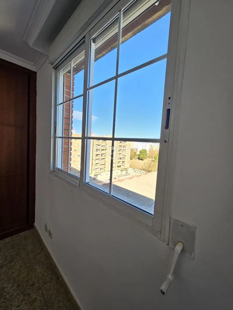 Ático en venta en Valencia: 3 habitaciones, terraza privada y renta asegurada