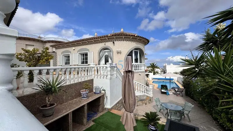 Villa de Lujo en Orihuela Costa con Piscina Climatizada