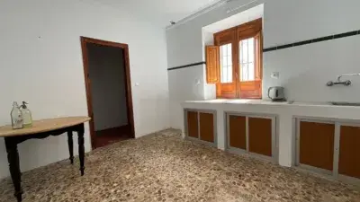 Casa Tradicional en Almogía con Dos Patios y Múltiples Posibilidades
