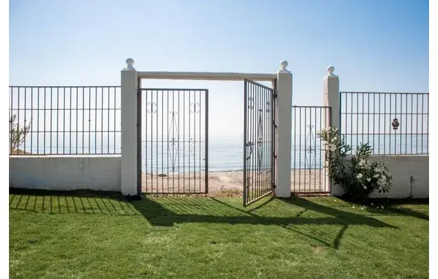 Villa de Lujo en Primera Línea de Playa San Pedro Alcántara
