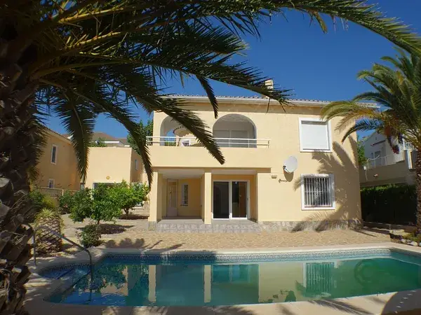 Villa en Alicante con 2 plantas de 130m2 cada una ideal para inversión