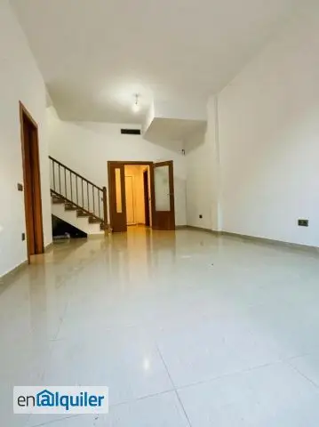 Casa adosada en Castellví de la Marca 167m2 con garaje y patio