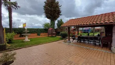 Chalet en Venta Valverde de la Virgen con Jardin y Piscina