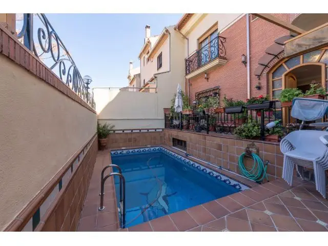 Casa de Lujo en Granada con Piscina y 4 Dormitorios