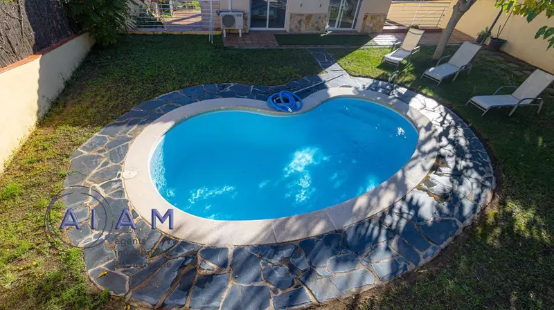 Chalet en Calella con Piscina y Vistas al Mar