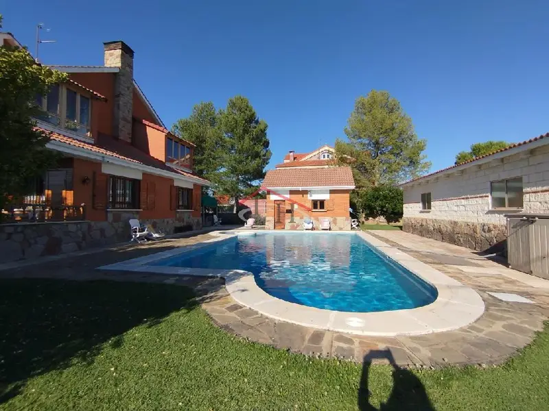 Venta Chalet en Los Pinos - las Lomas, Golpejar de la Sobarriba - Ref: C003327
